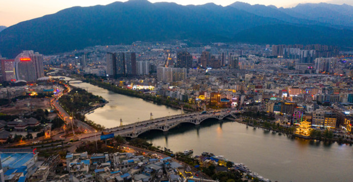 航拍云南大理市區(qū)夜景風(fēng)光