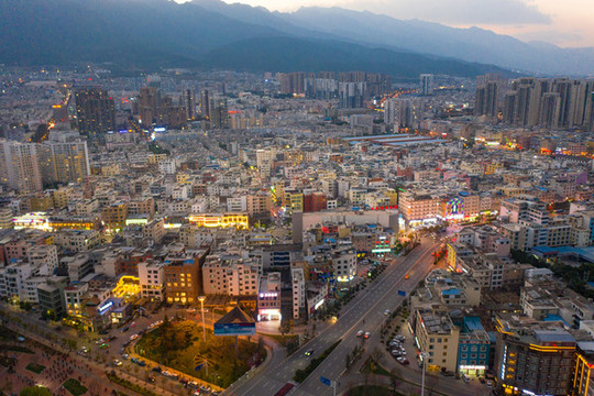 航拍云南大理市區(qū)夜景風(fēng)光