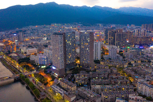 航拍云南大理市區(qū)夜景風(fēng)光