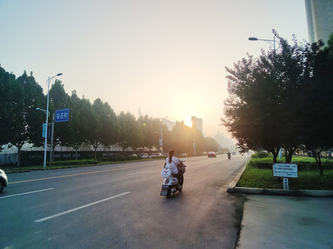 朝陽下的道路
