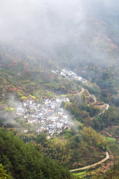 黃山市歙縣坡山村油菜花云霧風(fēng)景