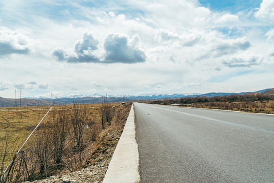 中國四川西部高原道路交通風(fēng)光