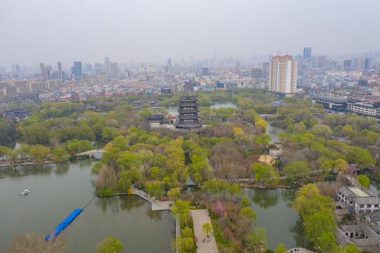 航拍濟(jì)南大明湖春色滿園03