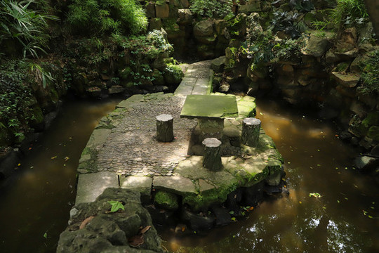 公園里的石桌石凳