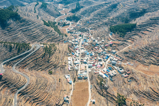 航拍濟(jì)南南部山區(qū)的盤山公路
