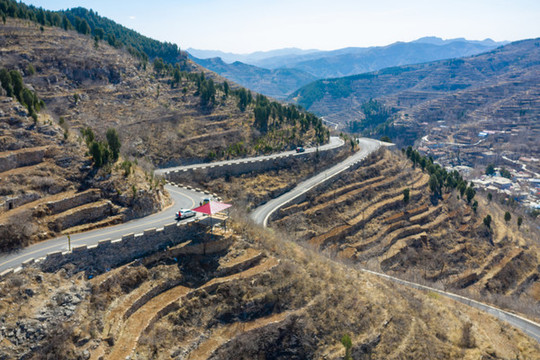 航拍濟南南部山區(qū)的盤山公路