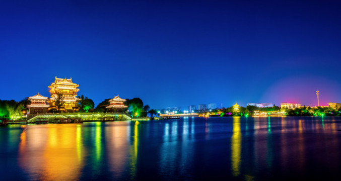 中國江蘇泰州鳳城河景區(qū)夜景全景
