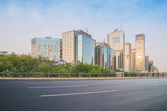 北京建國門大街的建筑和柏油馬路