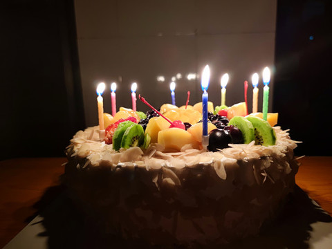 點燃蠟燭的蛋糕