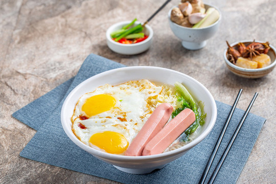 腸仔雙蛋公仔面