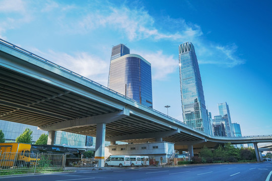 北京建國門大街的建筑和柏油馬路