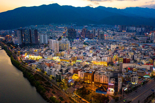 航拍云南大理市區(qū)夜景風(fēng)光