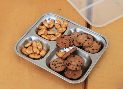 幼兒園吃飯
