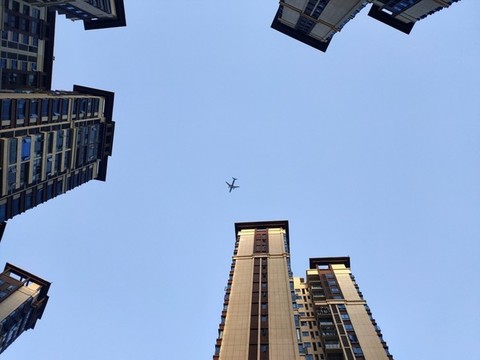 摩天大樓和天空中的