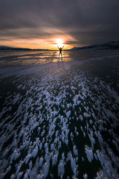 夕陽西下冰雪中擁抱夕陽