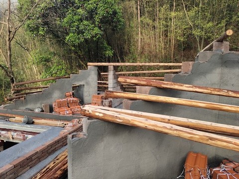 建設(shè)中的屋頂