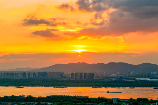 夕陽映照下的江面