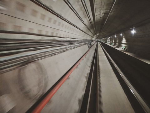 空曠地鐵隧道內(nèi)