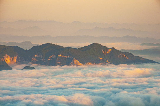 湖南湘西山間的云霧