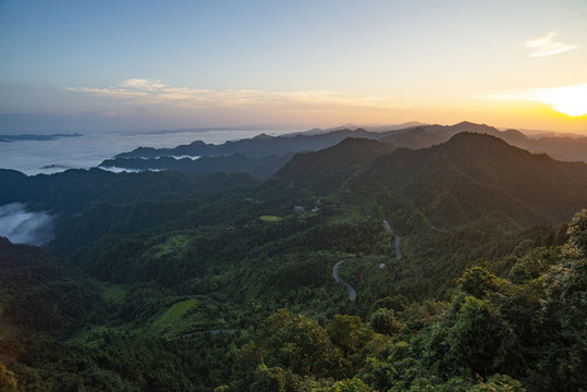 湖南湘西山間的云霧