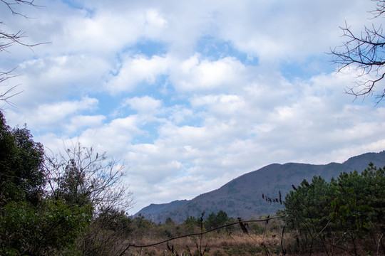 天空山峰白云