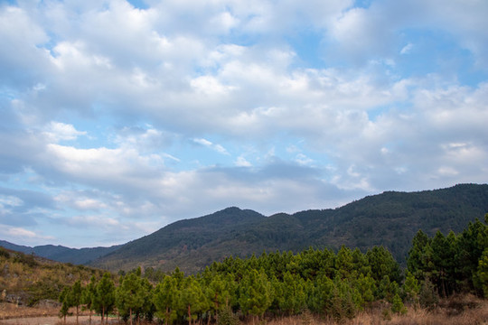 天空山峰白云