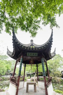 中國(guó)蘇州拙政園的古建筑