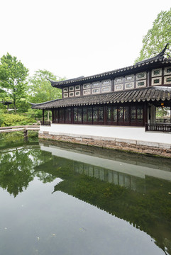 中國(guó)蘇州拙政園的古建筑倒影樓