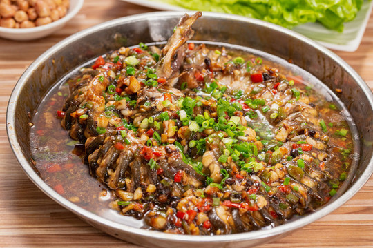 豆豉蒸大盤(pán)魚(yú)