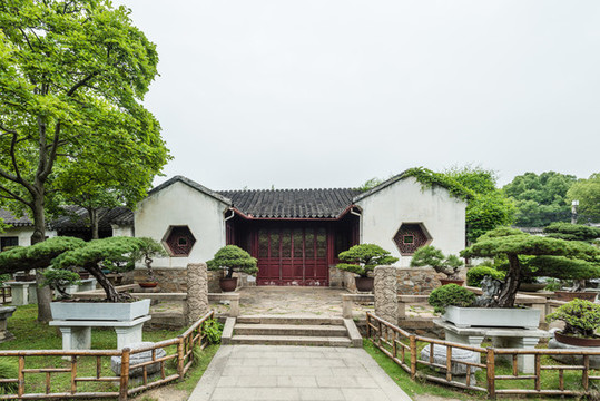 中國(guó)蘇州留園的盆景園和小桃塢