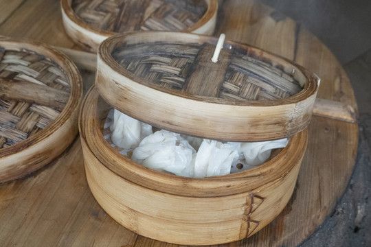 蒸籠里冒著熱氣的燒麥