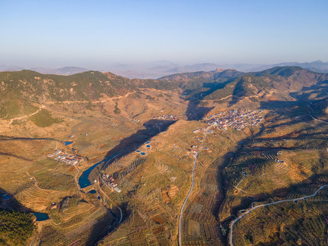 航拍山東沂蒙山區(qū)的山村
