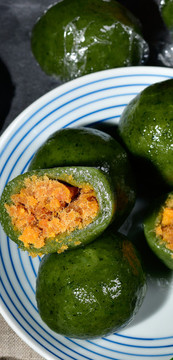 蛋黃肉松青團(tuán)
