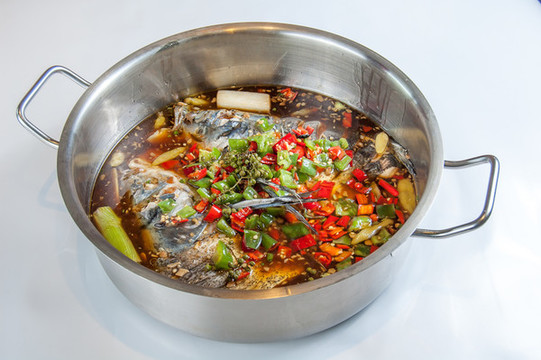 配好料等待下鍋的雙椒魚頭