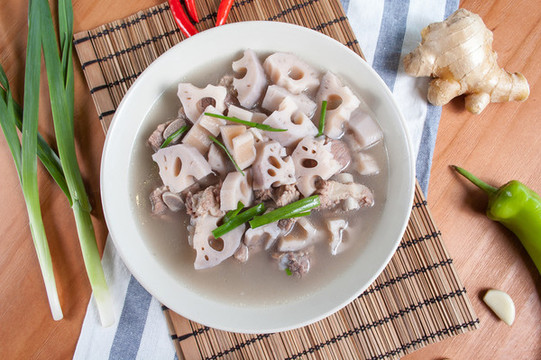蓮藕排骨湯俯拍圖