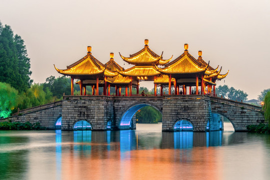 中國(guó)江蘇揚(yáng)州瘦西湖五亭橋日暮
