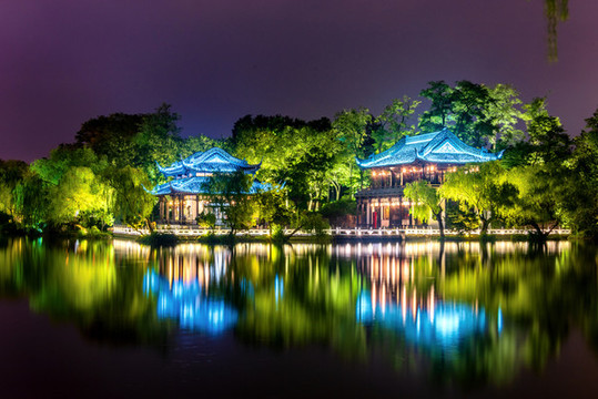江蘇揚(yáng)州瘦西湖望春樓夜景