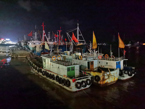 夜晚漁港漁船
