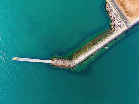 航拍青島海岸線堤壩