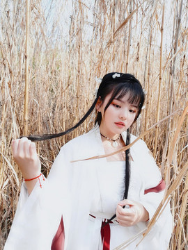 蘆葦蕩里古裝美女