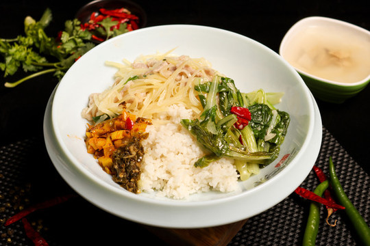土豆肉絲蓋飯