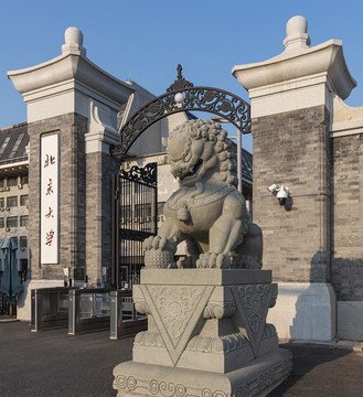 北京大學(xué)東門及石獅子