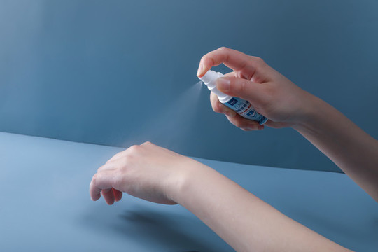 用酒精液噴手消毒