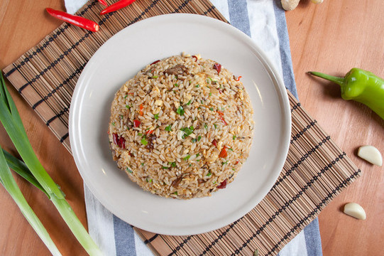 揚(yáng)州炒飯俯拍圖