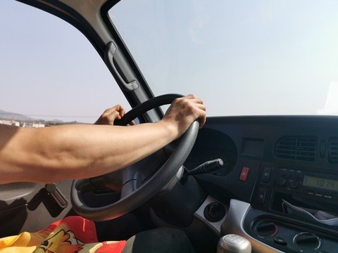 駕駛汽車的男司機