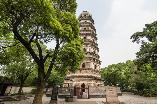 中國(guó)蘇州虎丘山的虎丘塔云巖寺塔