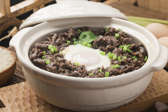 窩蛋牛肉煲仔飯