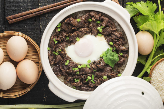 牛肉窩蛋煲仔飯