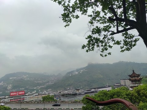 遠(yuǎn)看茅臺(tái)廠