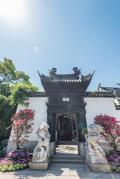 中國上海豫園的內(nèi)園門口古建筑